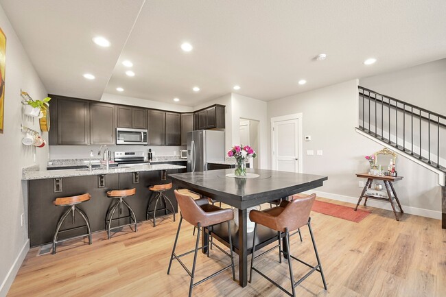 Building Photo - Spacious, updated, & low maintance close t...