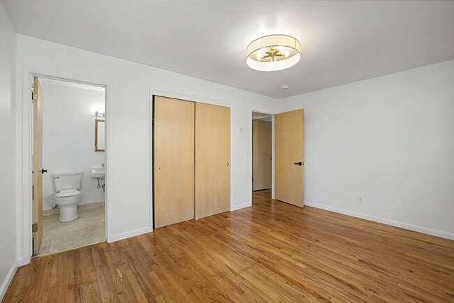 Building Photo - Rare 3 Bed, 2 Bath Home in Upper Seaside Cul-de-Sac with Spacious Yard