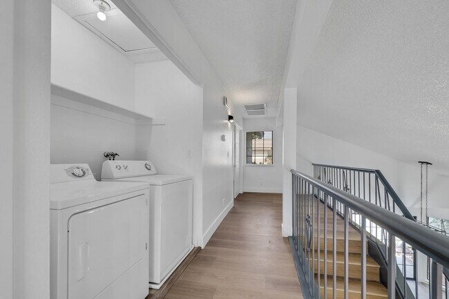 Building Photo - Beautiful home in central location