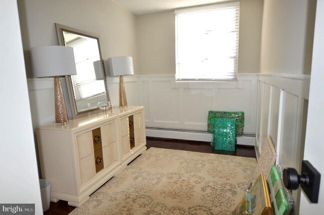 Building Photo - 1030 E Lancaster Ave