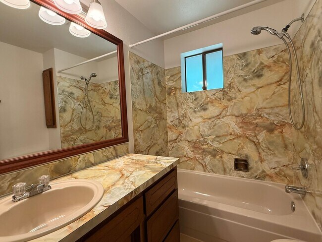Building Photo - 2Bd/1.75Ba Issaquah Home