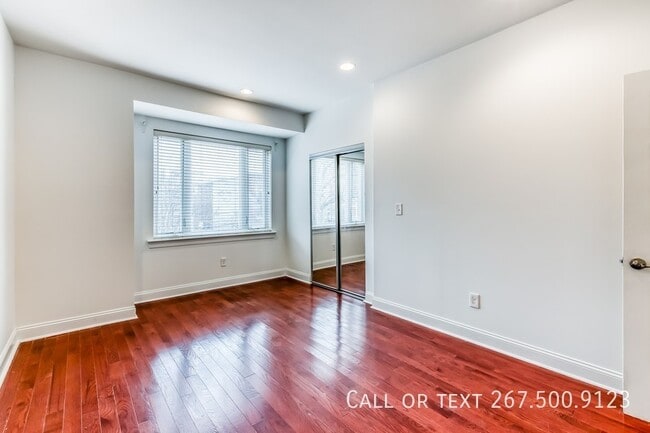 Building Photo - 1456 E Columbia Ave