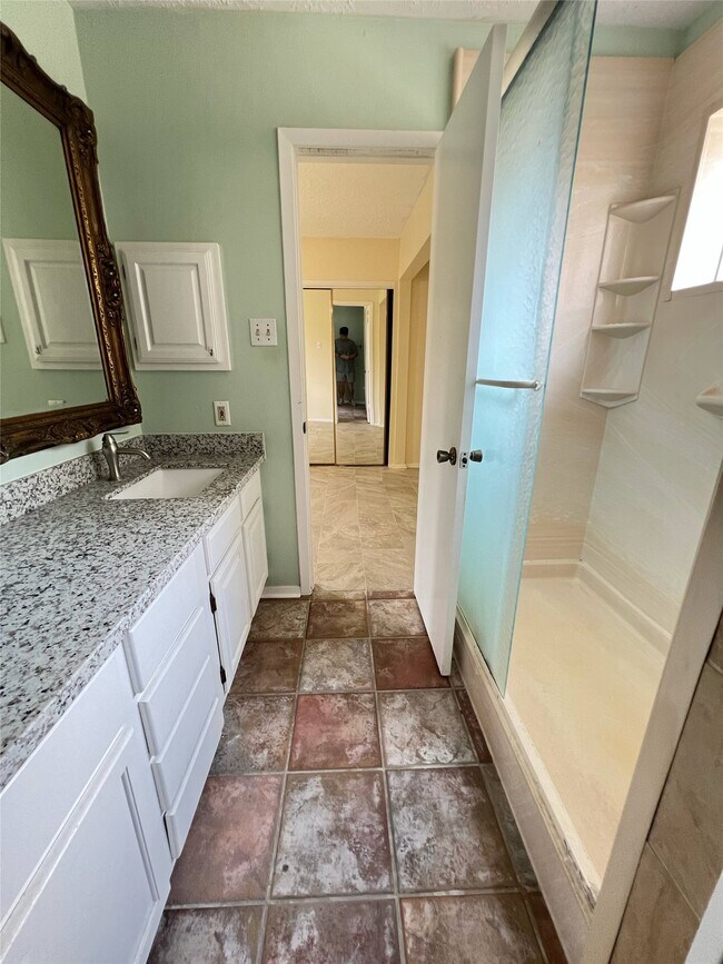 Building Photo - 2134 Collingsfield Dr