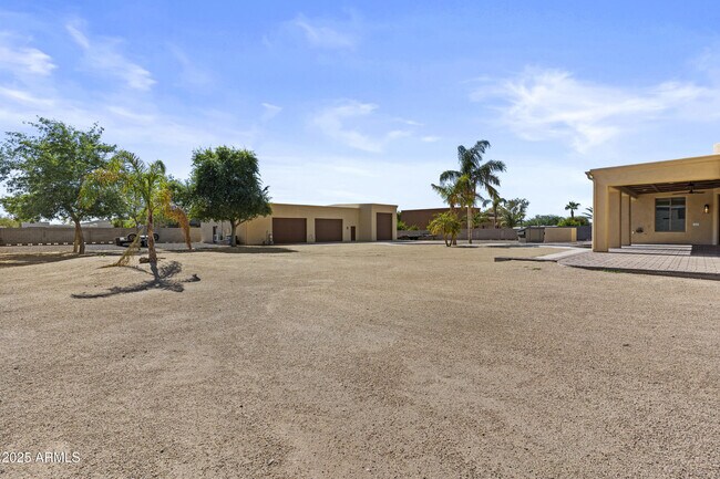 Building Photo - 2617 W Desert Hills Dr