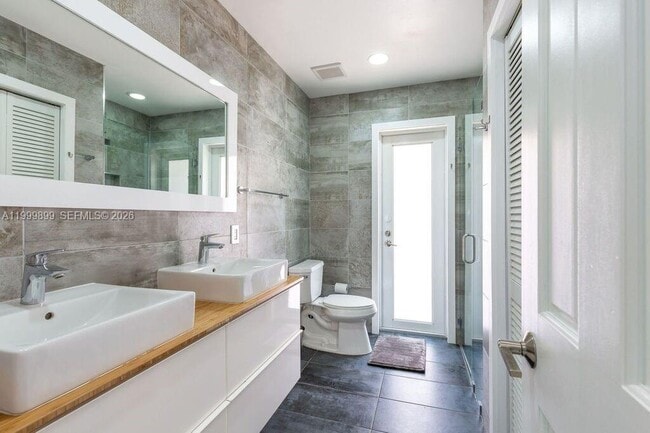 Building Photo - 14610 Tarpon Dr