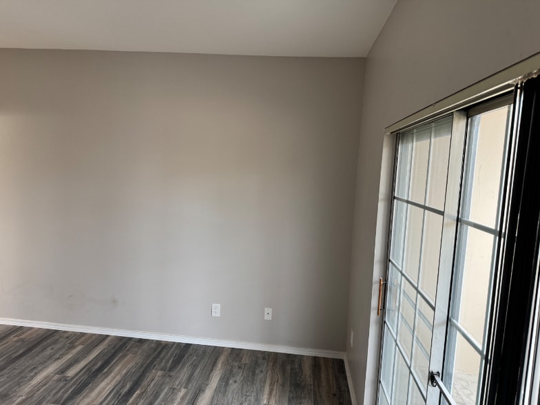 Building Photo - 8673 E Dry Creek Rd