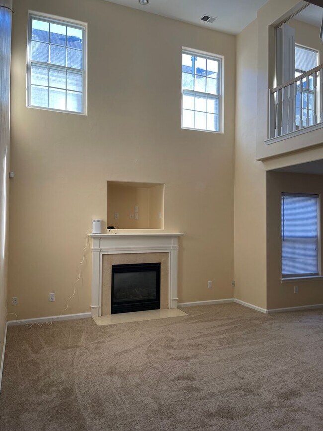 Building Photo - Lovely Lakefront Home in Virginia Beach