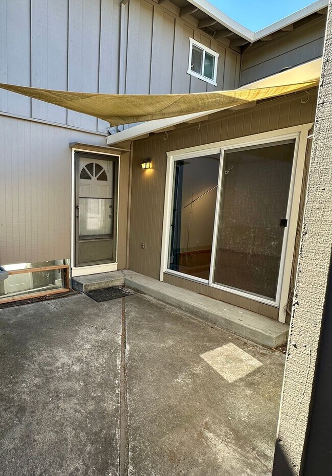 Building Photo - Convenient and Private Townhome