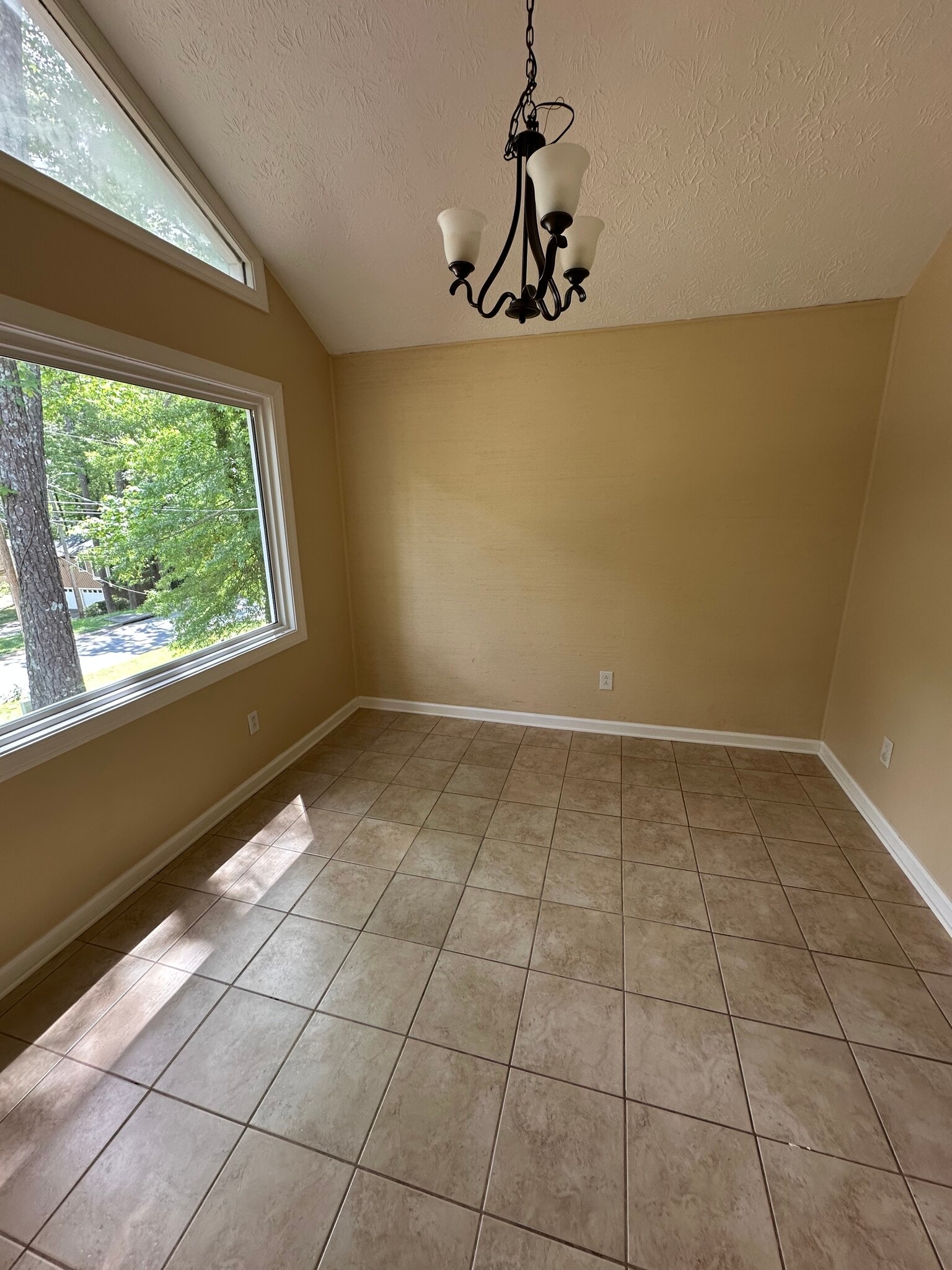Building Photo - 1733 Christie Dr NE