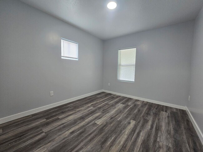Building Photo - Beautifully Updated 2 bedroom 1 bathroom 7...