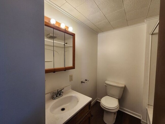 Building Photo - Cute 3 Bedroom Home