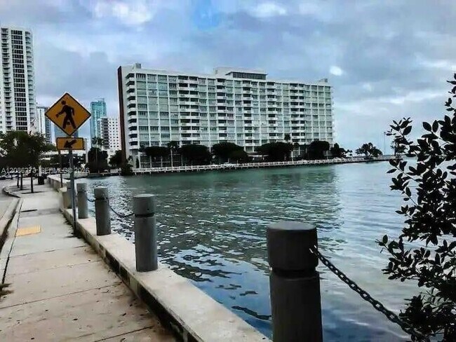 Building Photo - 1717 N Bayshore Dr