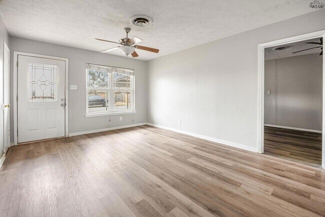 Building Photo - 1811 Deer Park Way