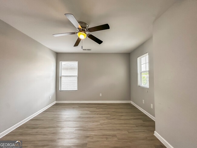 Building Photo - 166 Daisy Cir