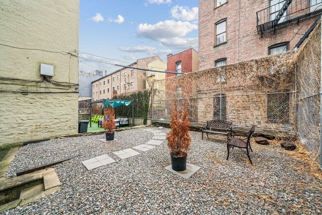 Building Photo - 2458 Lorillard Pl