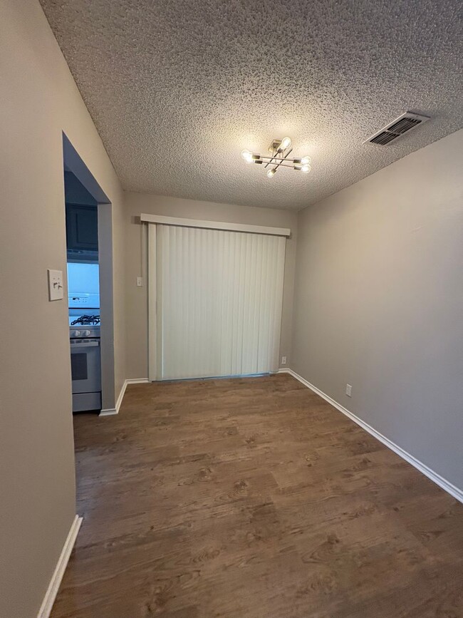 Building Photo - Newly Renovated Duplex - Northwest San Ant...