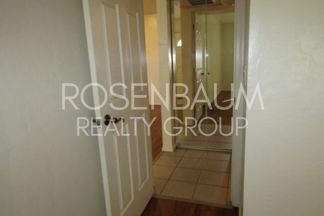 Building Photo - Spacious 1-bedroom, 1-bath apartment in Tu...