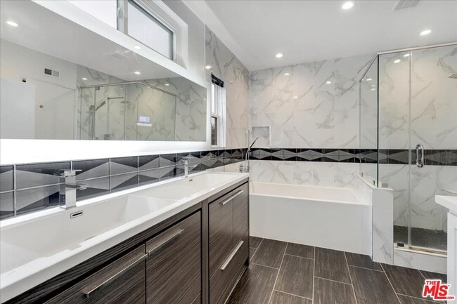 Building Photo - 5817 Lockhurst Dr