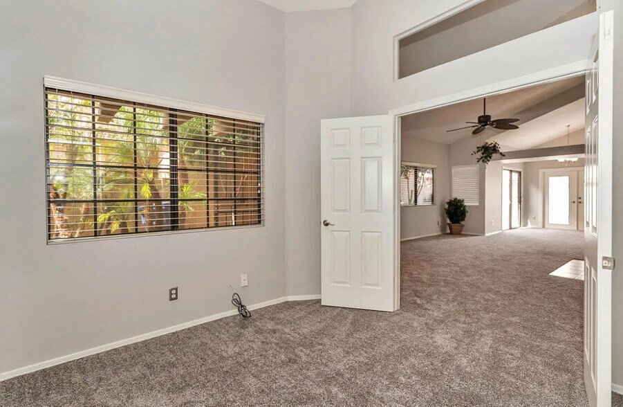 Third bedroom - 852 N Terrace Rd