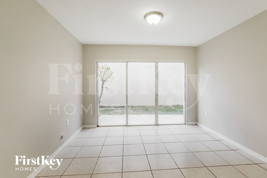 Building Photo - 10561 SW 161st Ave