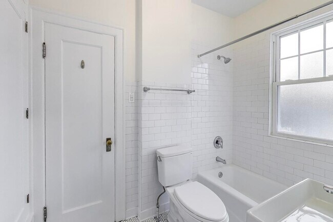 Building Photo - 1632 Wesley Ave