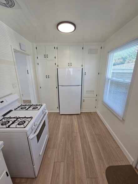 Kitchen - 7835 1/4 Flight Ave