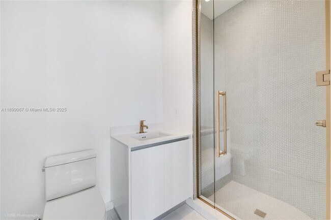 Building Photo - 2655 S Bayshore Dr