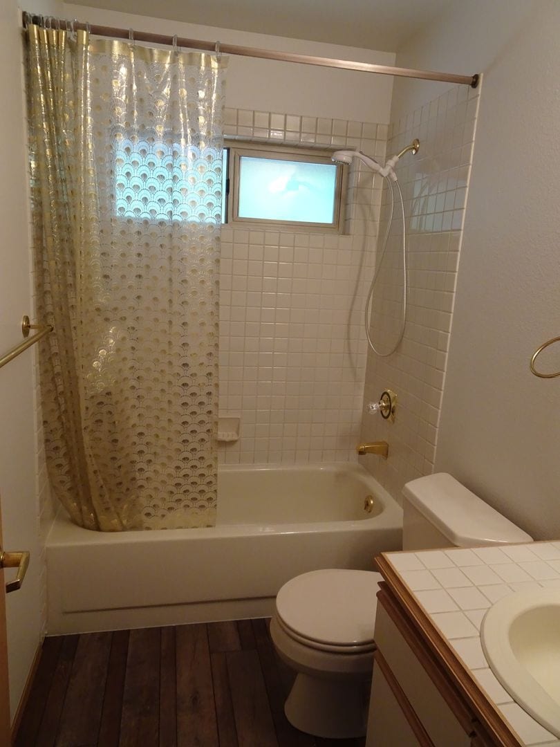 Building Photo - Charming Large 2-Bedroom Condo in the Hear...