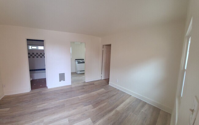 Building Photo - Cozy 1 BR. in Golden Hill - Close to All  ...