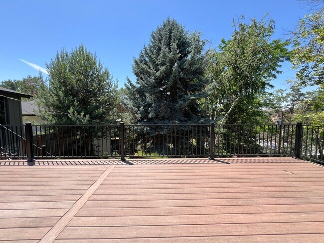 Building Photo - Fantastic 4 bed 3 bath home in the Highlan...