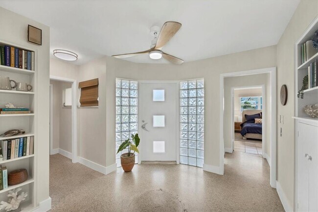 Building Photo - 550 Gaspar Dr