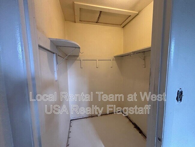 Building Photo - 4513 E Hollygreen Rd