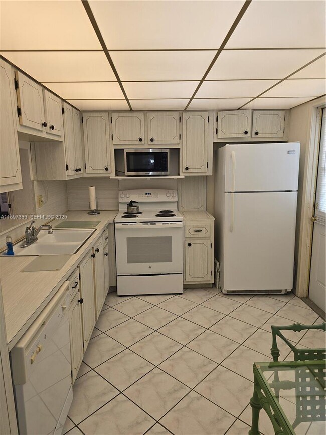 Building Photo - 609 NE 14th Ave