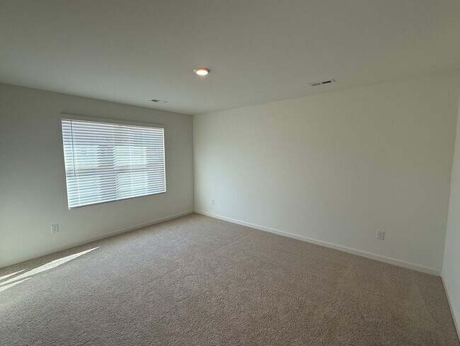 Building Photo - Caffee sub-division, very close to Mercedes plant, one level 4 Bedroom/2 Bath 1774 sqft