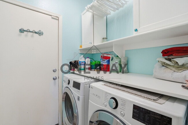 Building Photo - 1307 E Century Ave