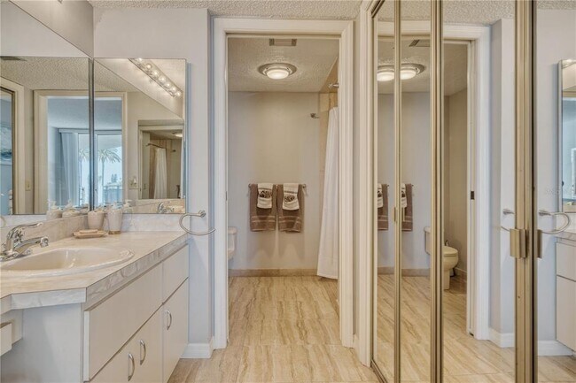 Building Photo - 690 Island Way