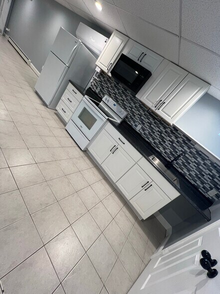 Building Photo - 655 Middle Country Rd