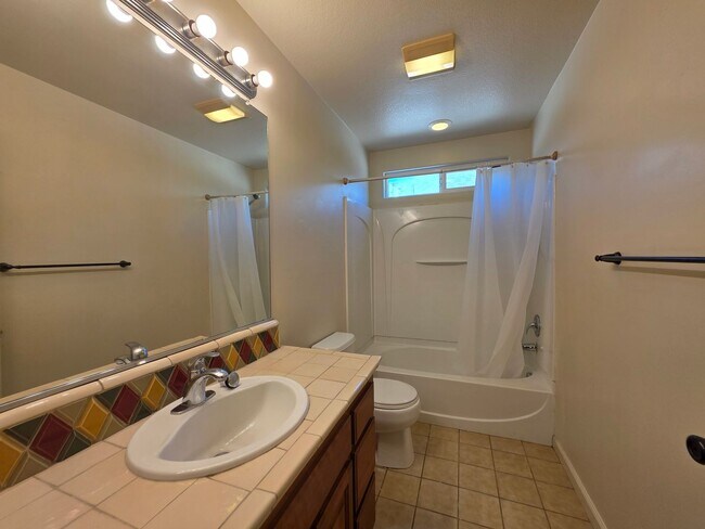 Building Photo - 3 bedroom with an extra office/den space in Modesto!