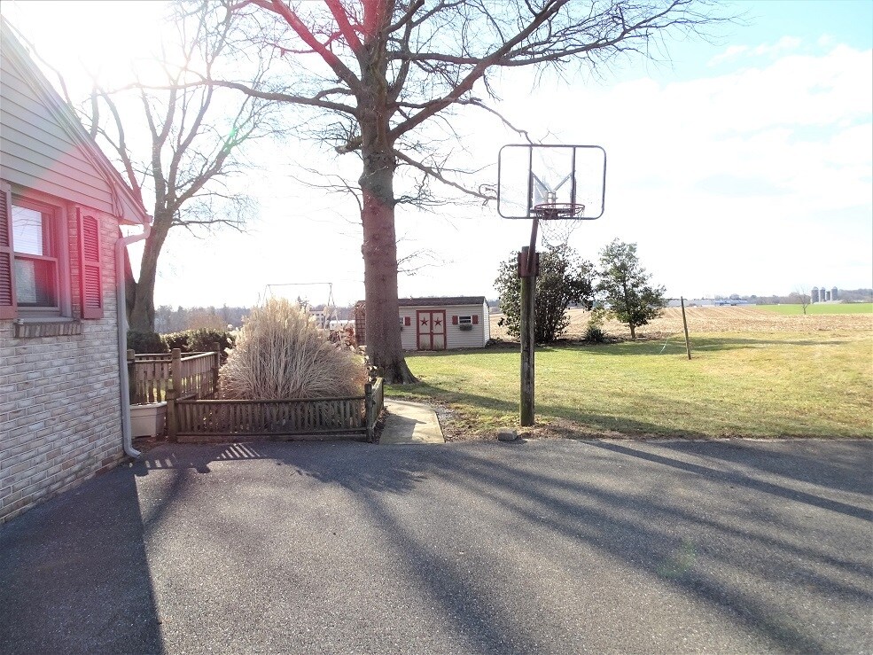 Building Photo - 1357 E Oregon Rd