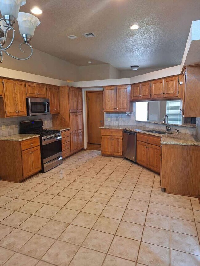 Building Photo - 1701 Pinnacle Ln