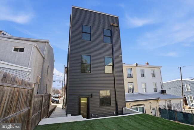 Building Photo - 222 Hermitage St