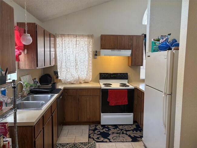 Building Photo - 8811 Pineridge Dr