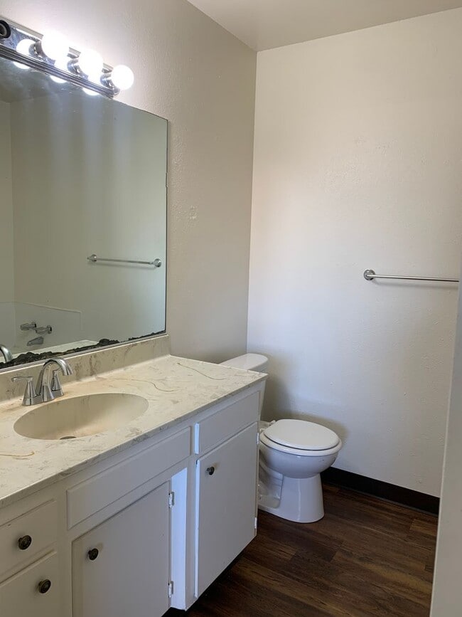 Building Photo - 3 bed 2 bath