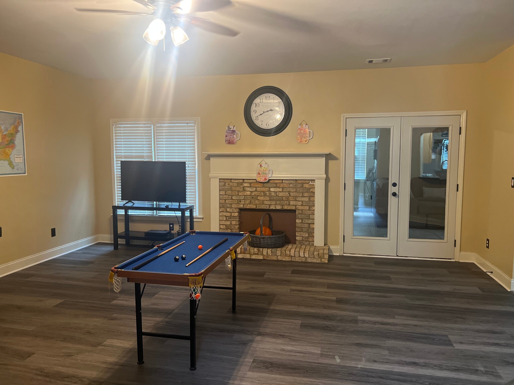 living room - 629 Kaylins Ct