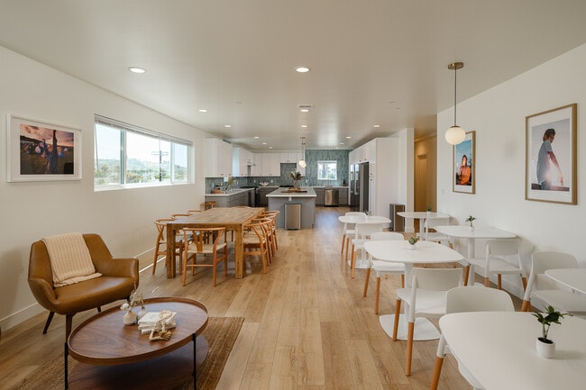 Building Photo - 3045 W Boulevard3H-3H