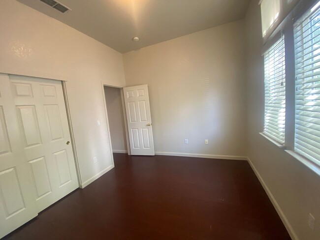 Building Photo - Charming 3 bed/3 full bath with Loft in St...