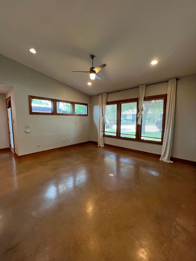 Building Photo - Luxury Home - Close to UT