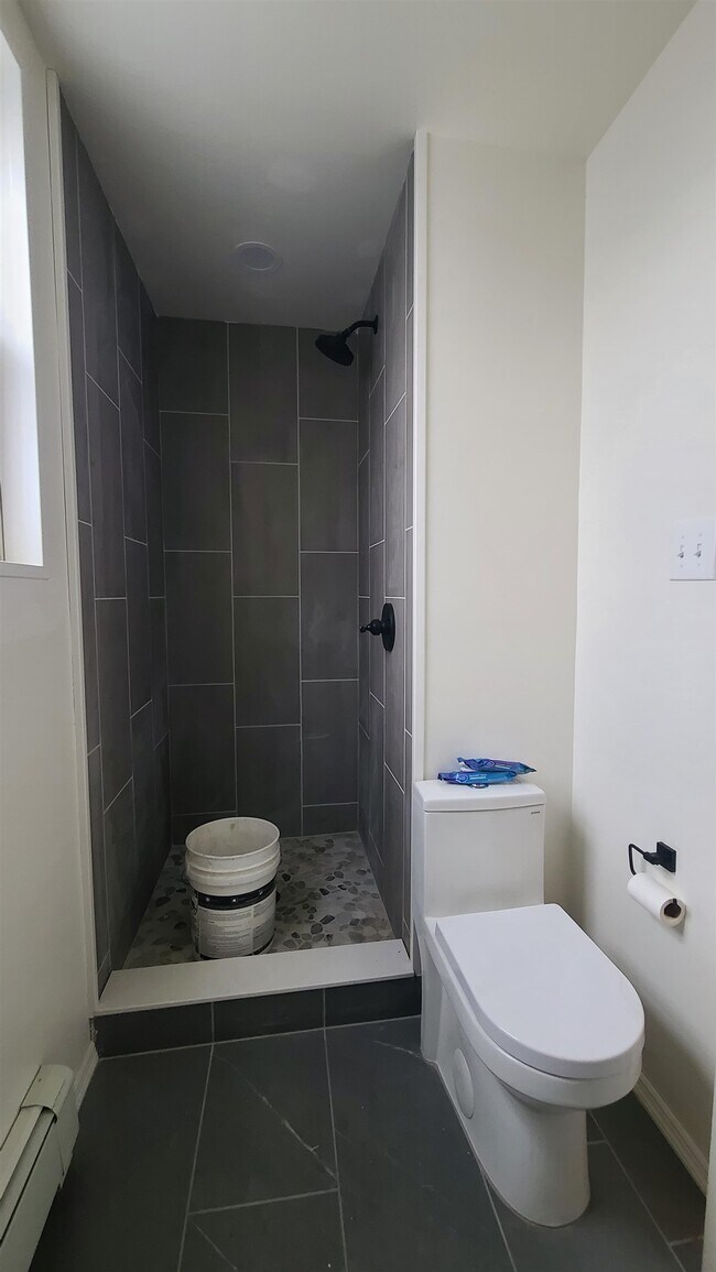 Building Photo - 242 Bowers St