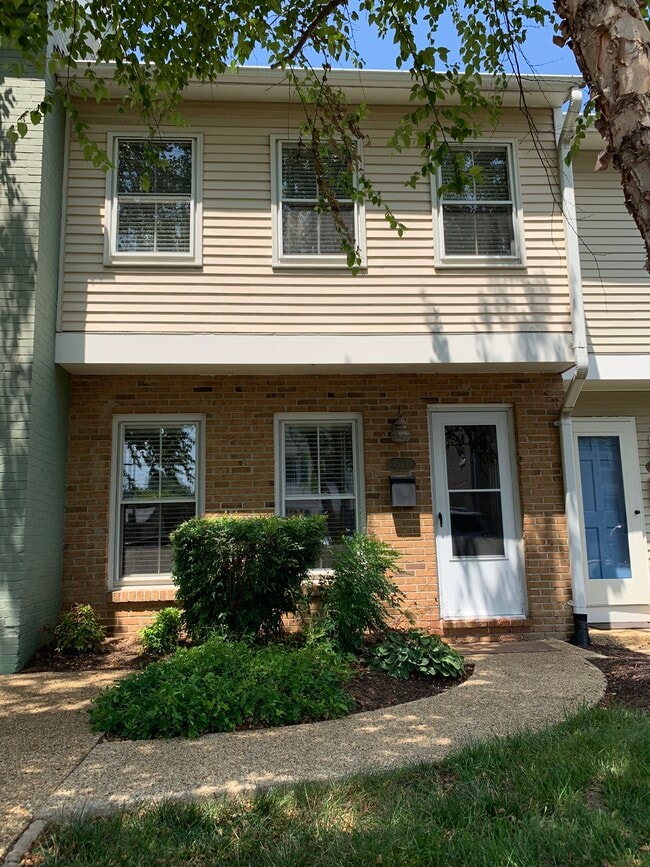 Building Photo - 103 E 8th St