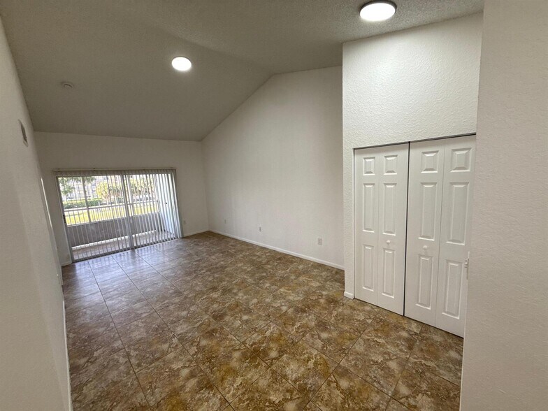 Building Photo - 2851 N Oakland Forest Dr